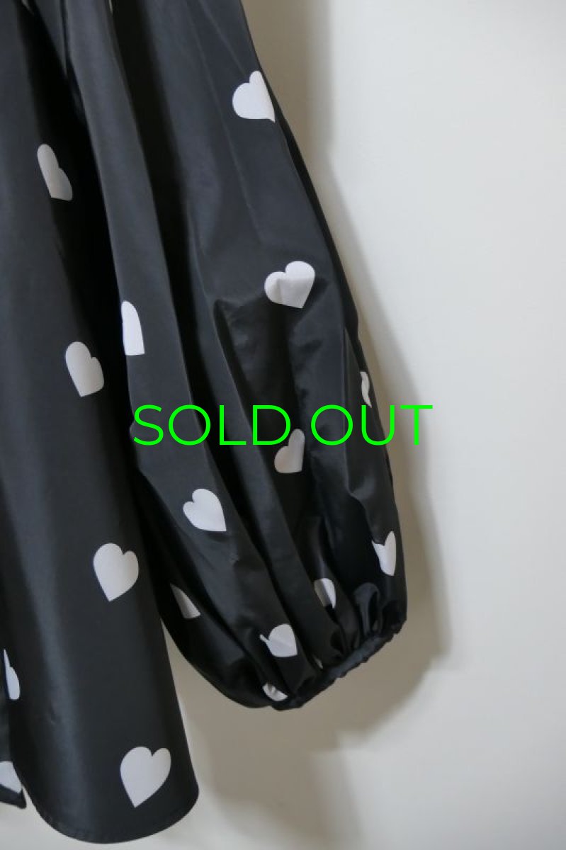 画像3: VIVIANO Heart Pattern Ribbon Collar Top (3)