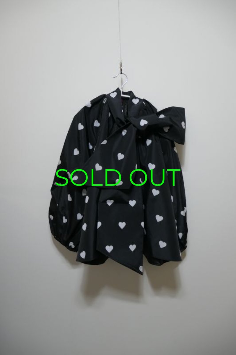 画像1: VIVIANO Heart Pattern Ribbon Collar Top (1)