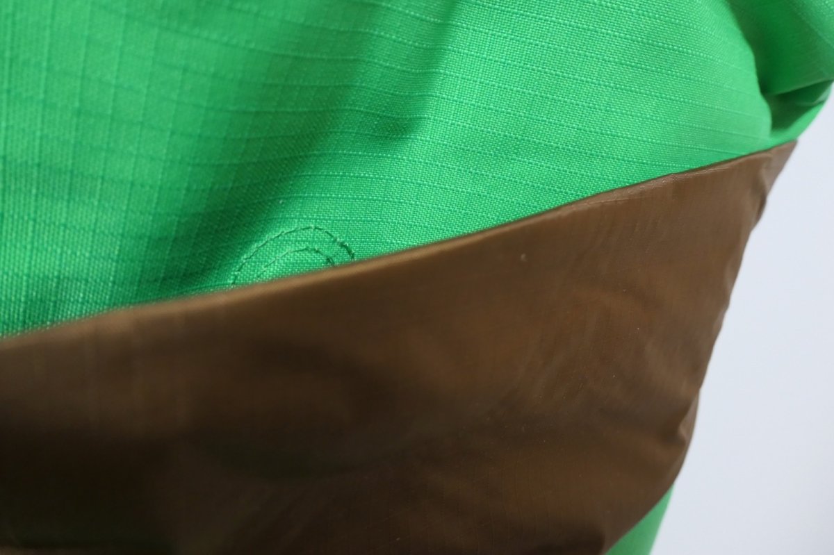 マグネットで開閉可能なフロントポケット